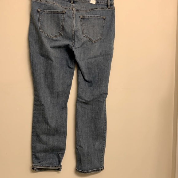 Old Navy Curvy Straight Jeans Medium wash - Picture 6 of 13
